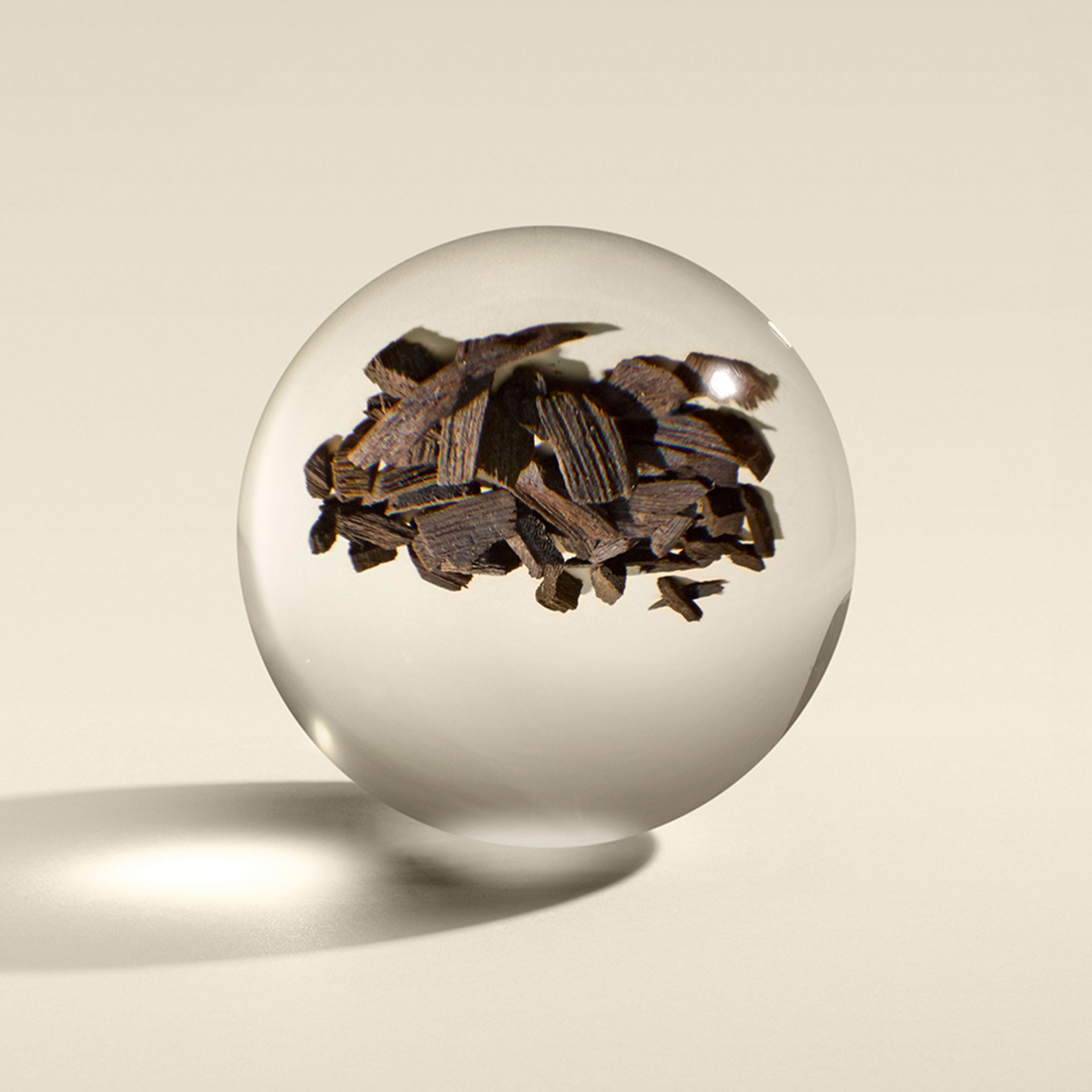 świeca zapachowa Mesmerising Oudh Accord & Gold Molton Brown