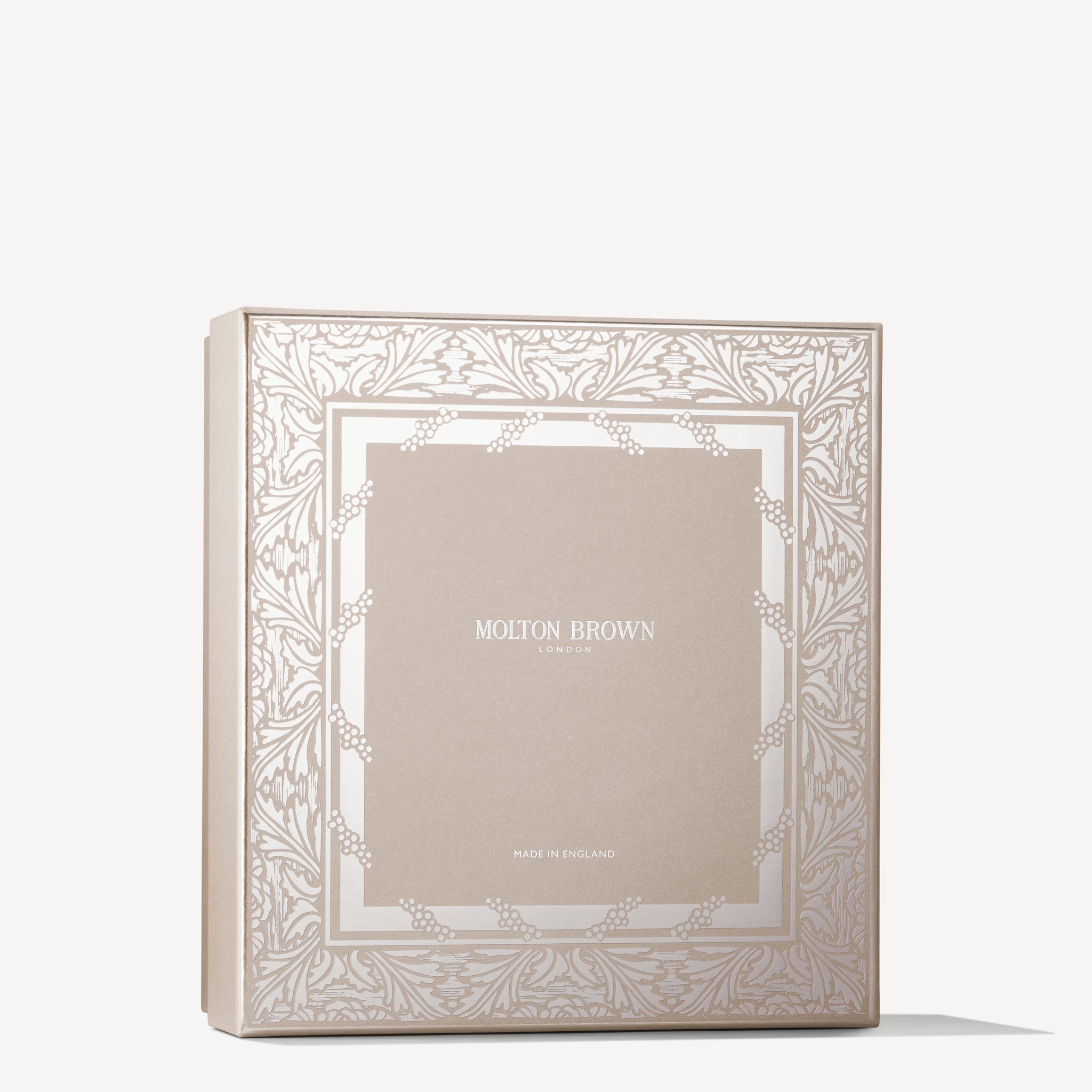 Molton-Brown-Delicious-Rhubarb-Rose-zestaw-dłonie
